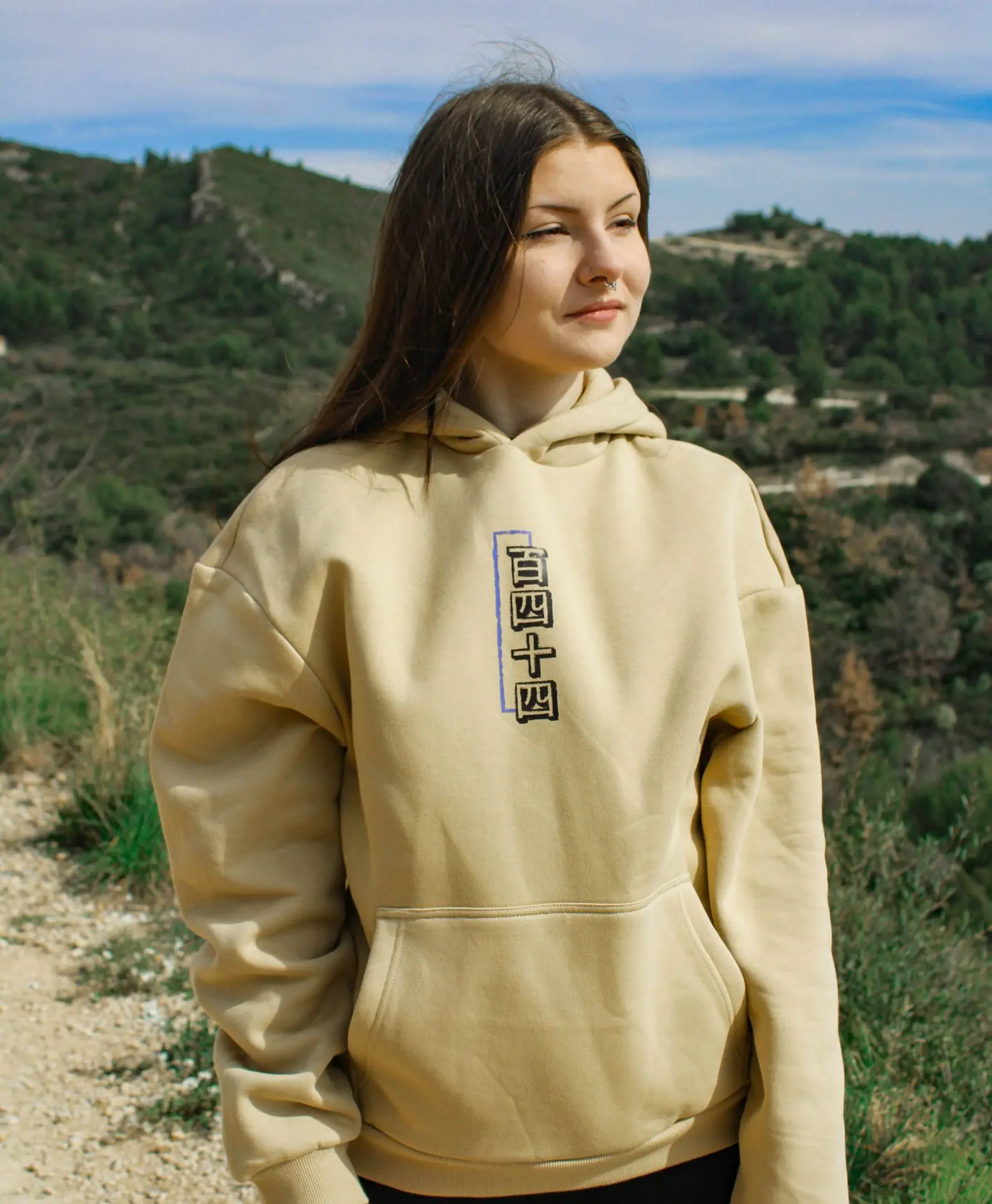 femme avec pull Artikodin