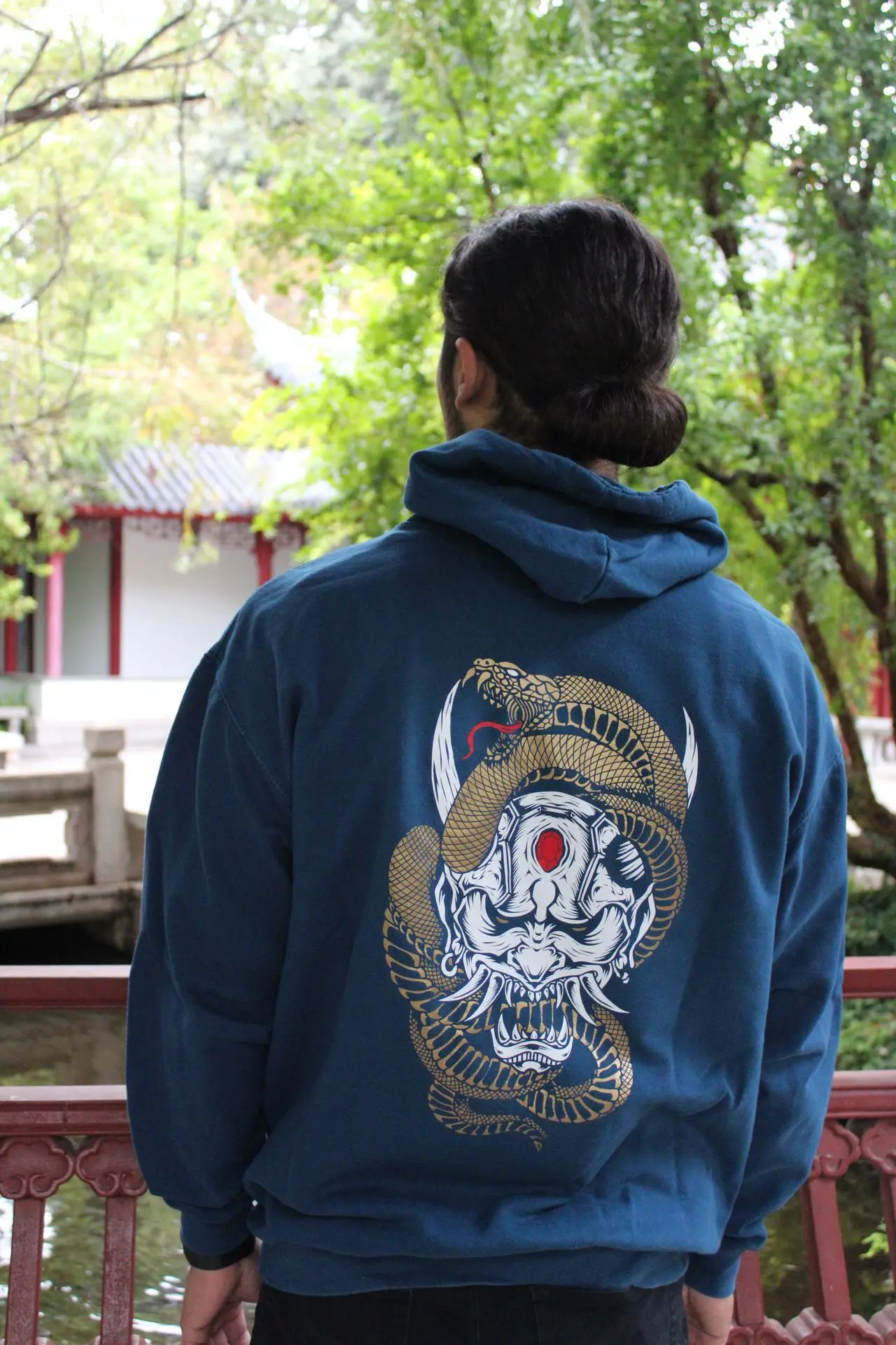 Homme avec pull Oni démon japonais